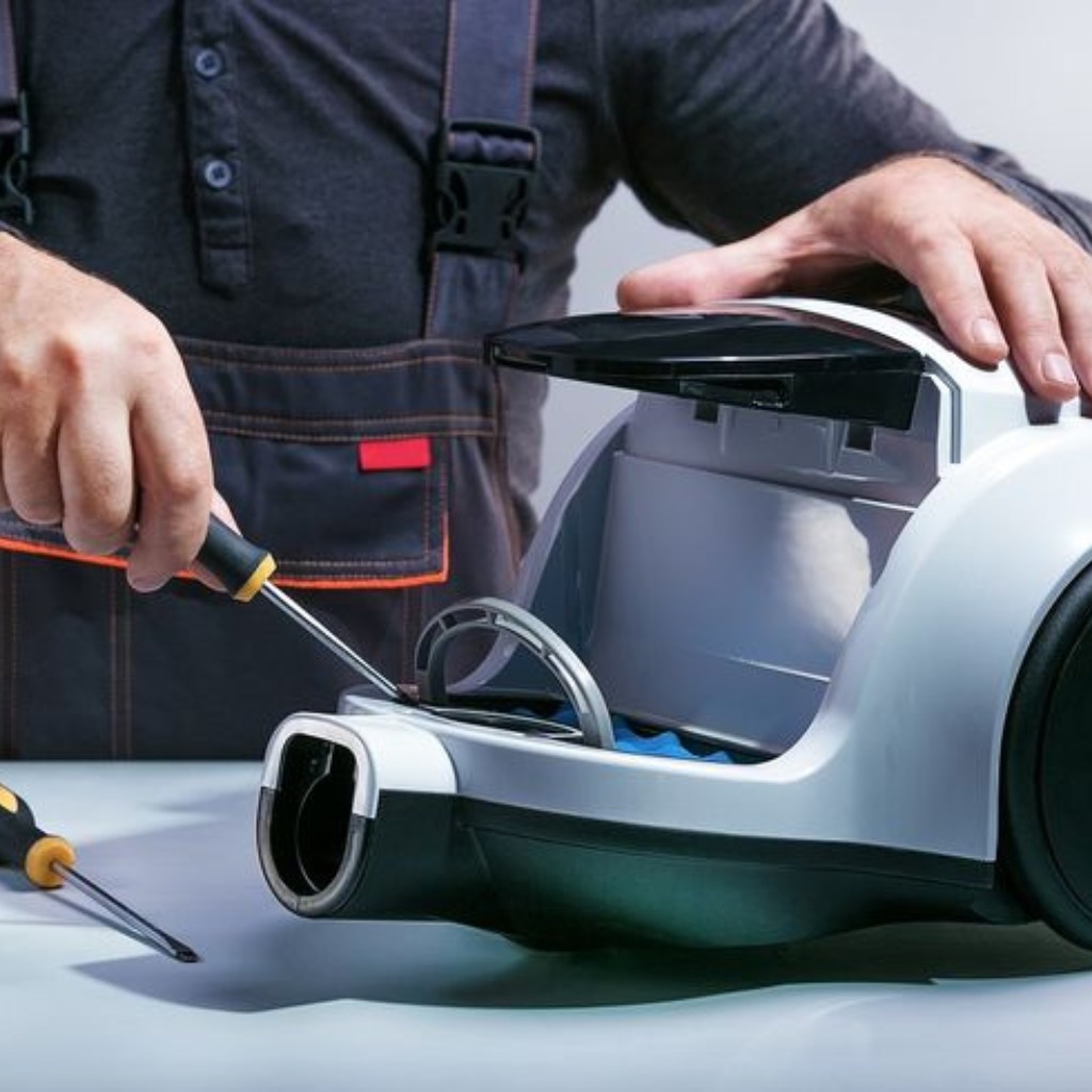 فني صيانة المكانس الكهربائية